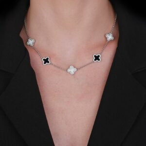 Colar Prateado de Trevos Pretos e Brancos Cravejados de Zircônia